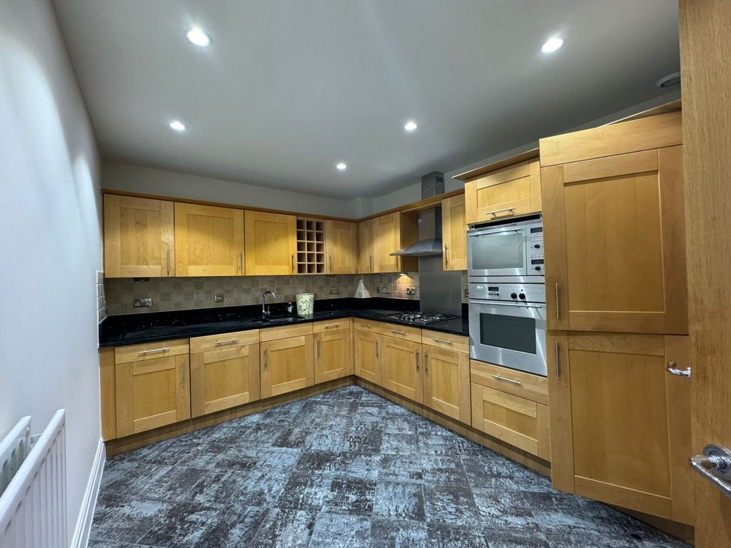Property photo 1 of 10 Kitchen