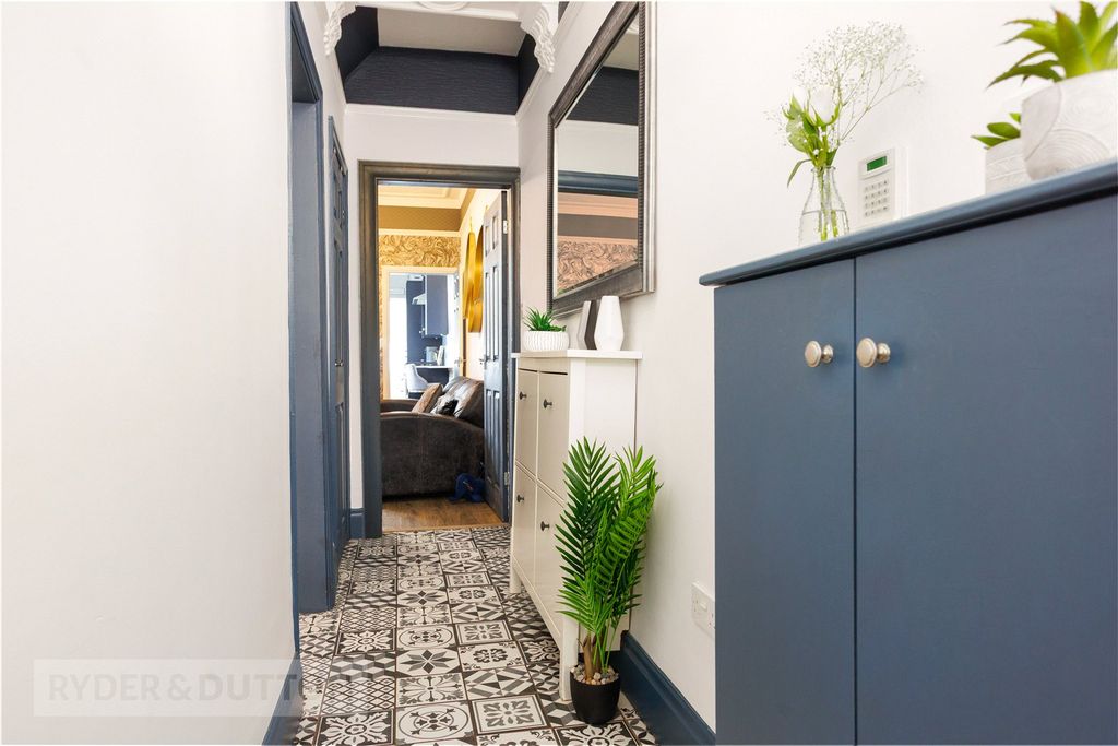 Property photo 2 of 21 Entrance Hallway