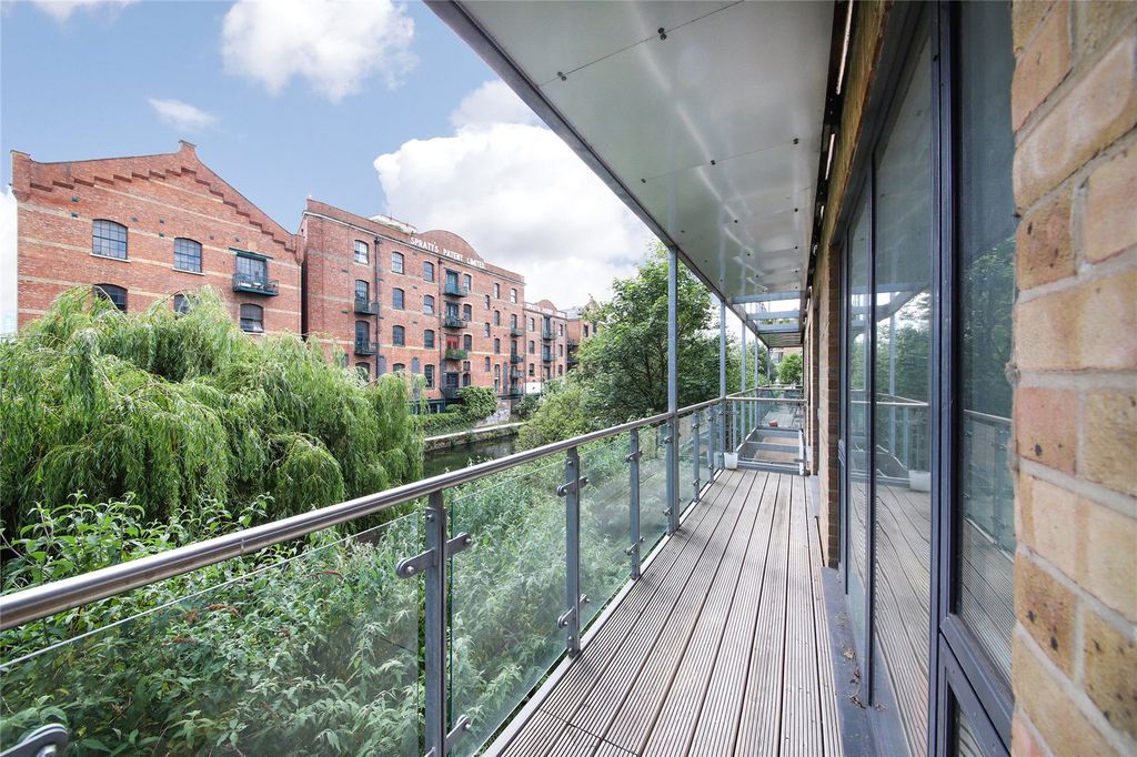 Property photo 2 of 9 Balcony