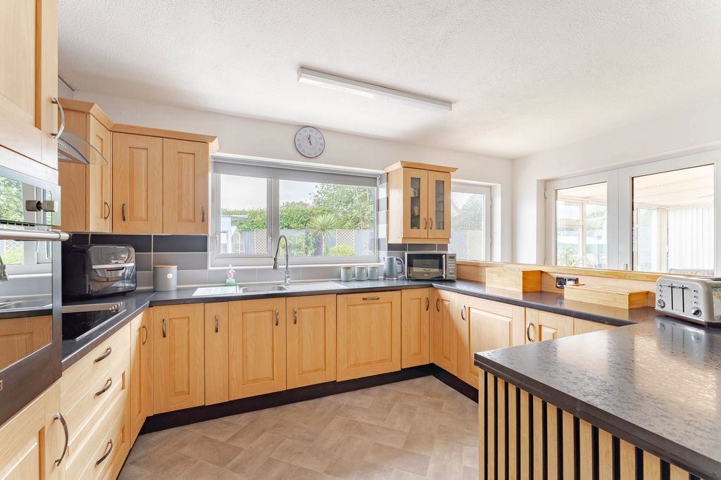 Property photo 2 of 31
