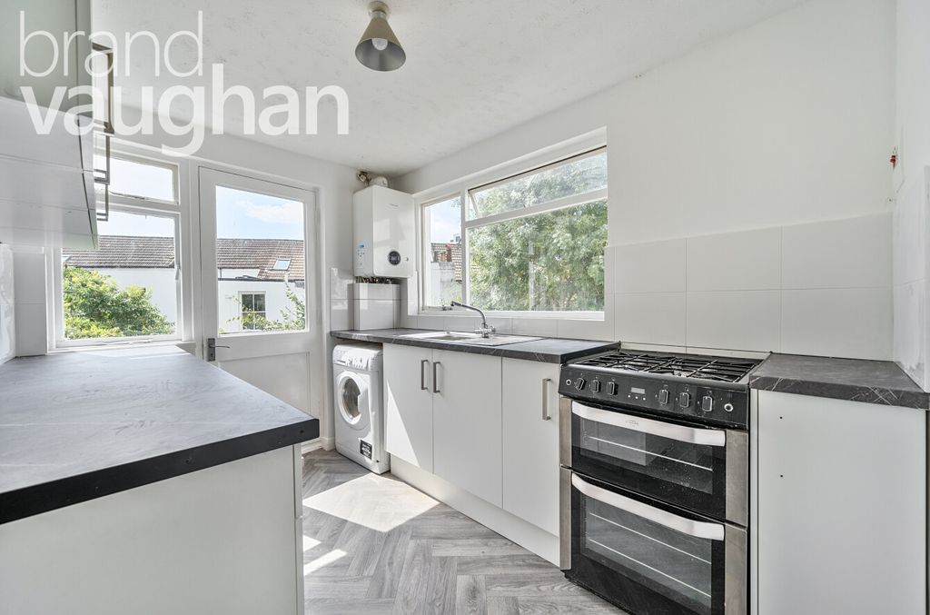 Property photo 2 of 10 Kitchen