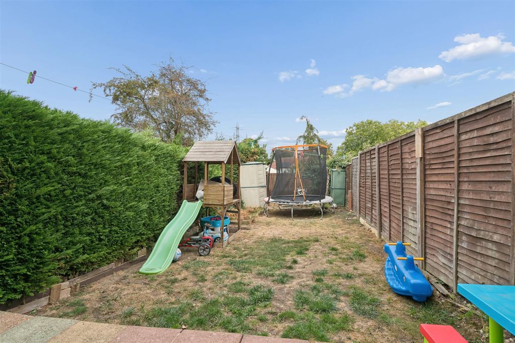 Property photo 3 of 13 Southwood Close, Kt4 External 2