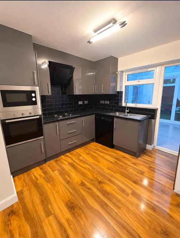 Property photo 3 of 10 Kitchen