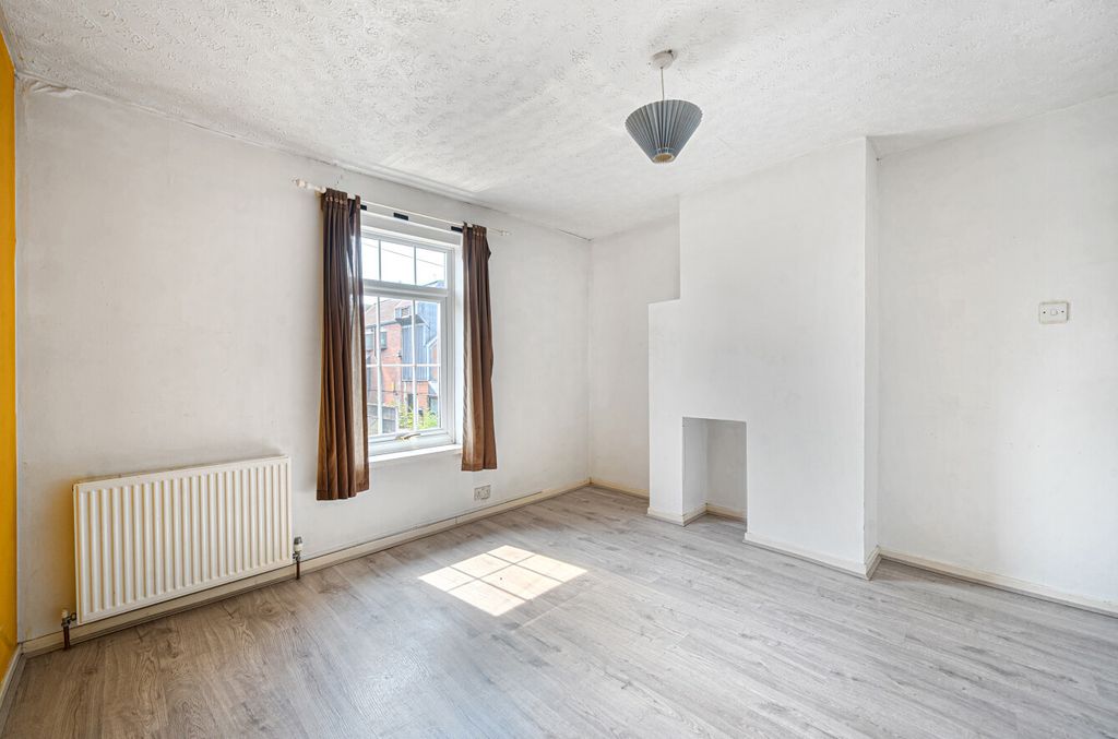 Property photo 2 of 16 1335129-8-689A3E7...