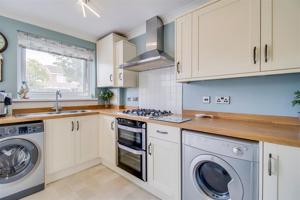 Property photo 3 of 11 Kitchen