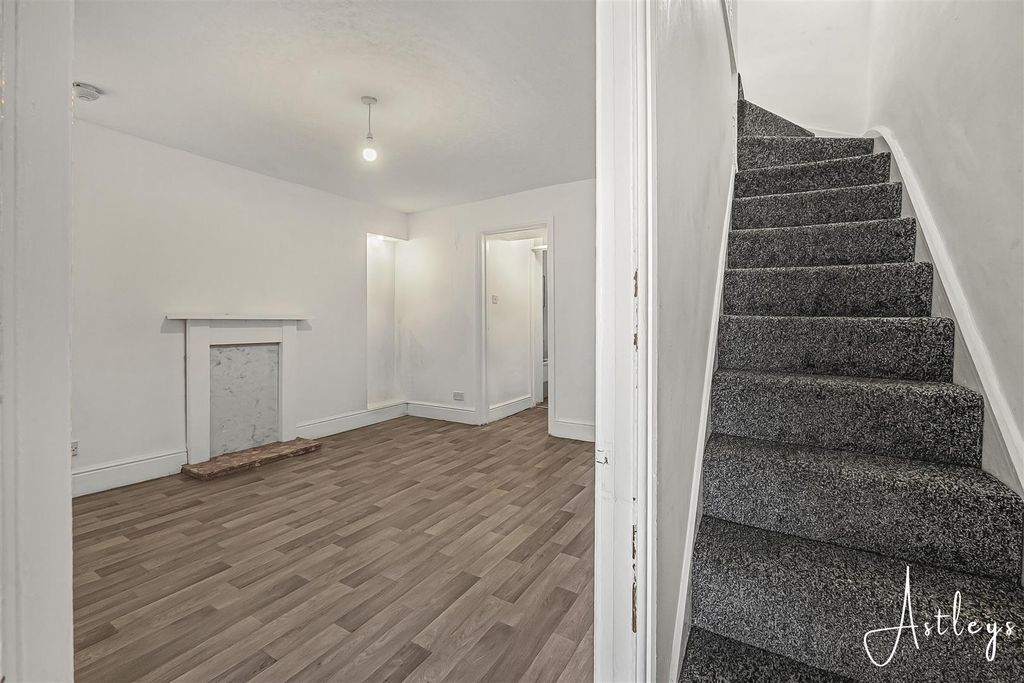 Property photo 2 of 14 Entrance Hallway