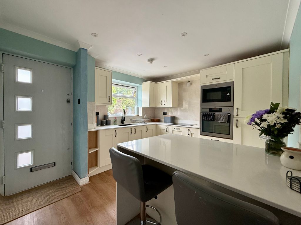 Property photo 2 of 18 Breakfast Kitchen
