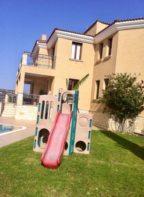 Property photo 2 of 25