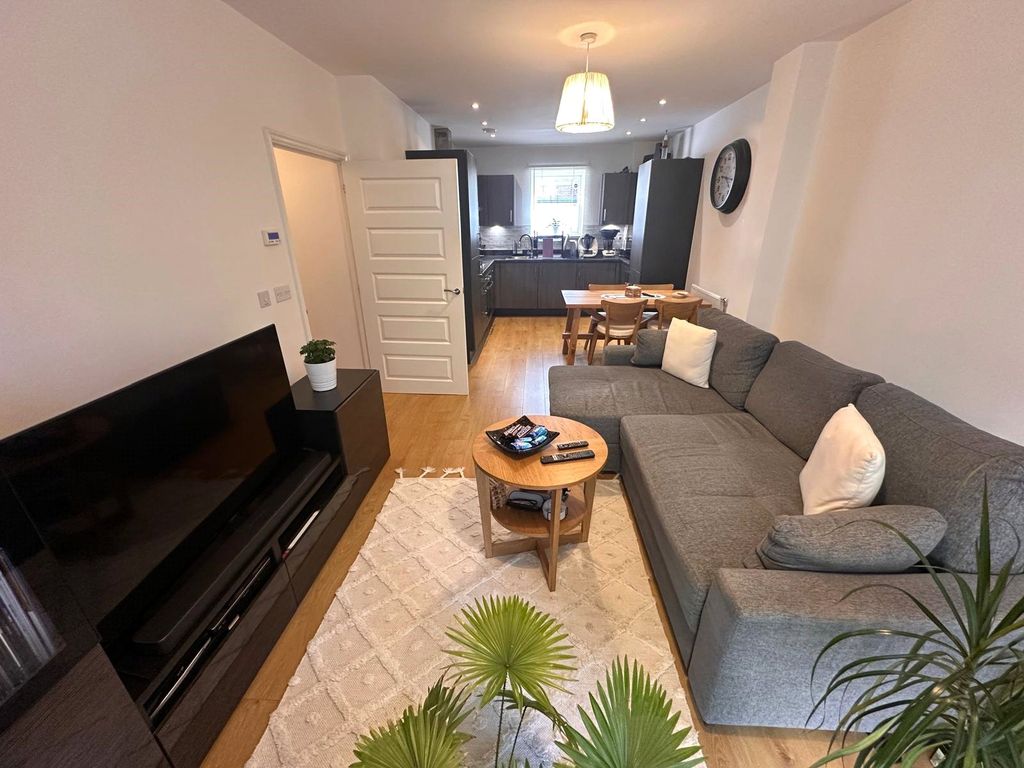 Property photo 3 of 8 Lounge (2)