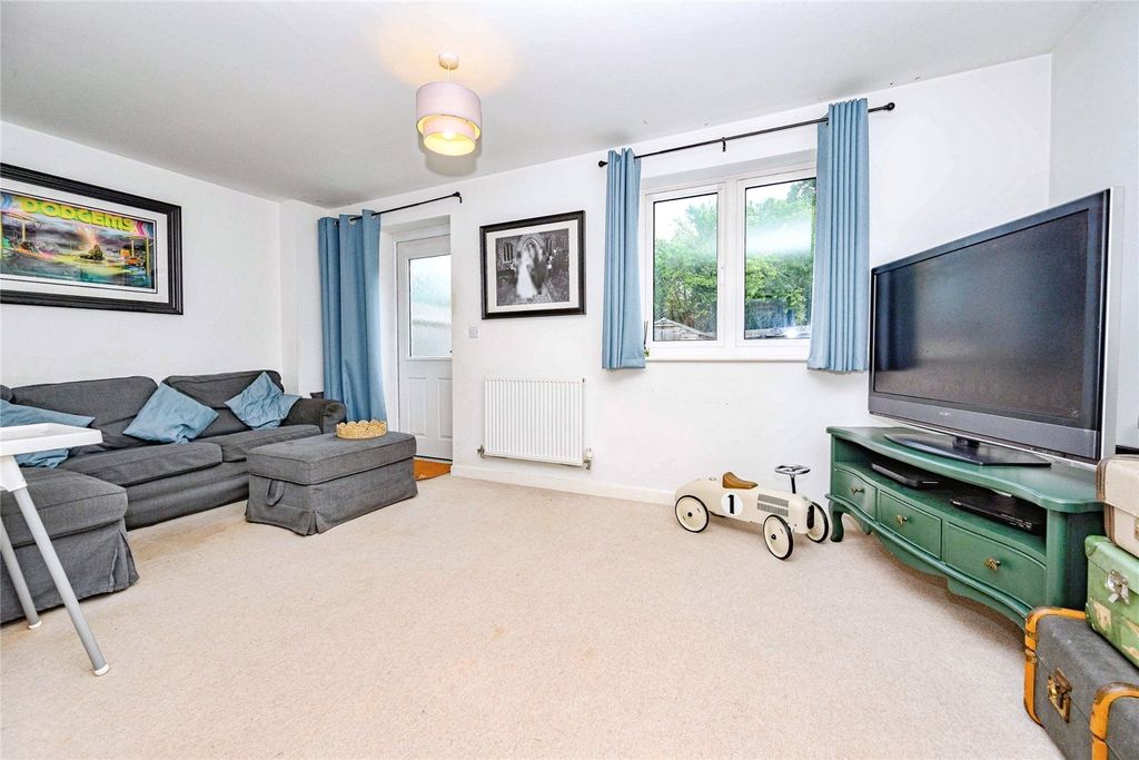 Property photo 3 of 12 Lounge