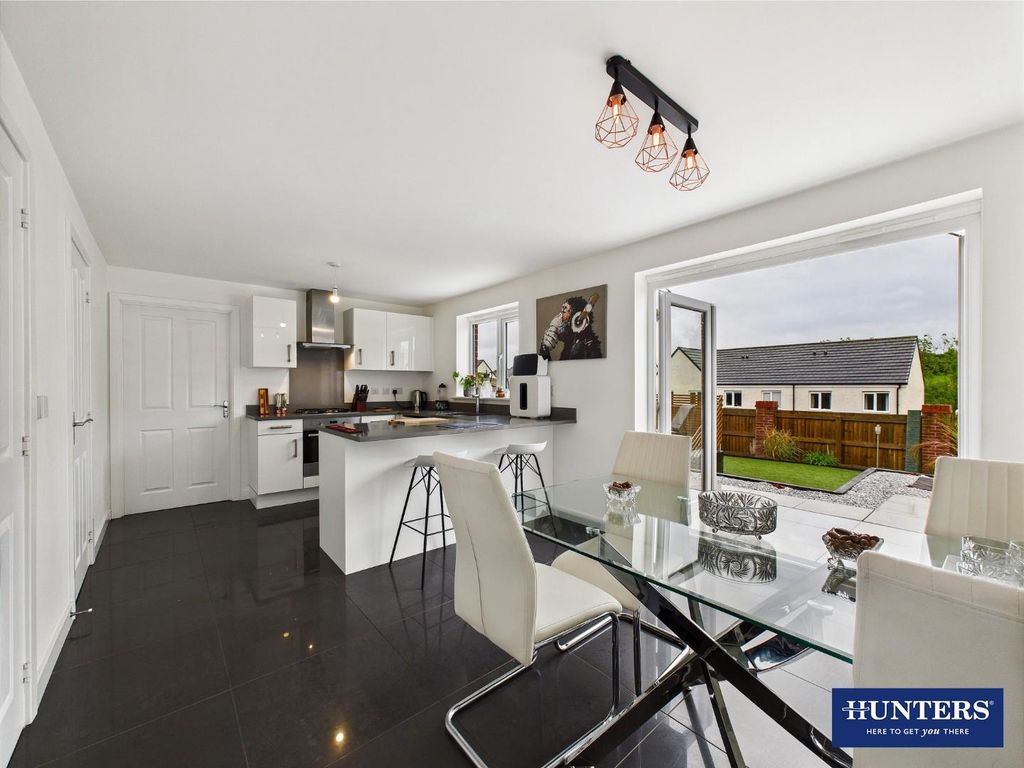 Property photo 3 of 30 Dining Kitchen