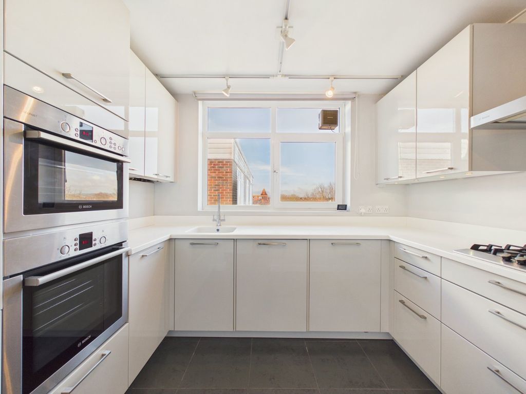 Property photo 3 of 17 Kitchen