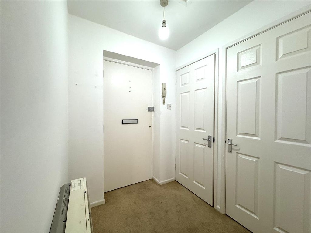 Property photo 2 of 13 Entrance Hall