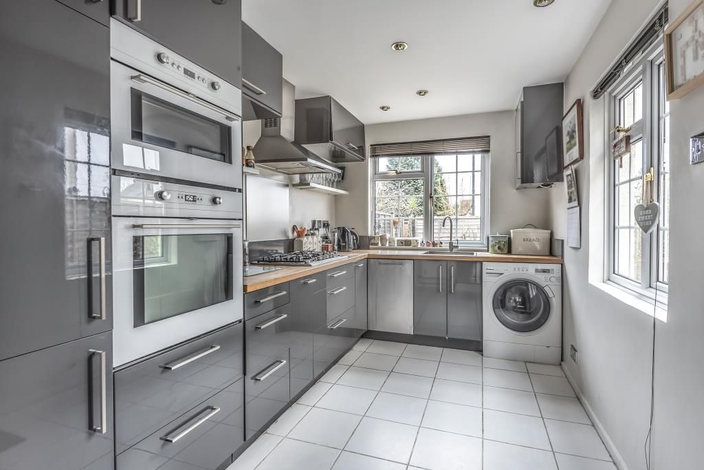 Property photo 3 of 11 Kitchen