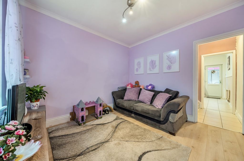 Property photo 2 of 10 8-1374012-9-690252E84Ed8d-8