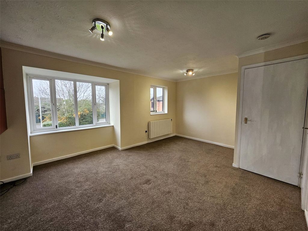 Property photo 2 of 5 Lounge / Bed Area