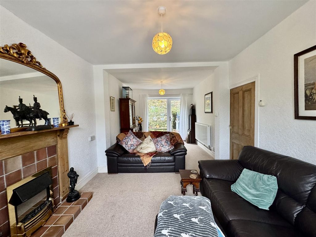 Property photo 2 of 18 Lounge