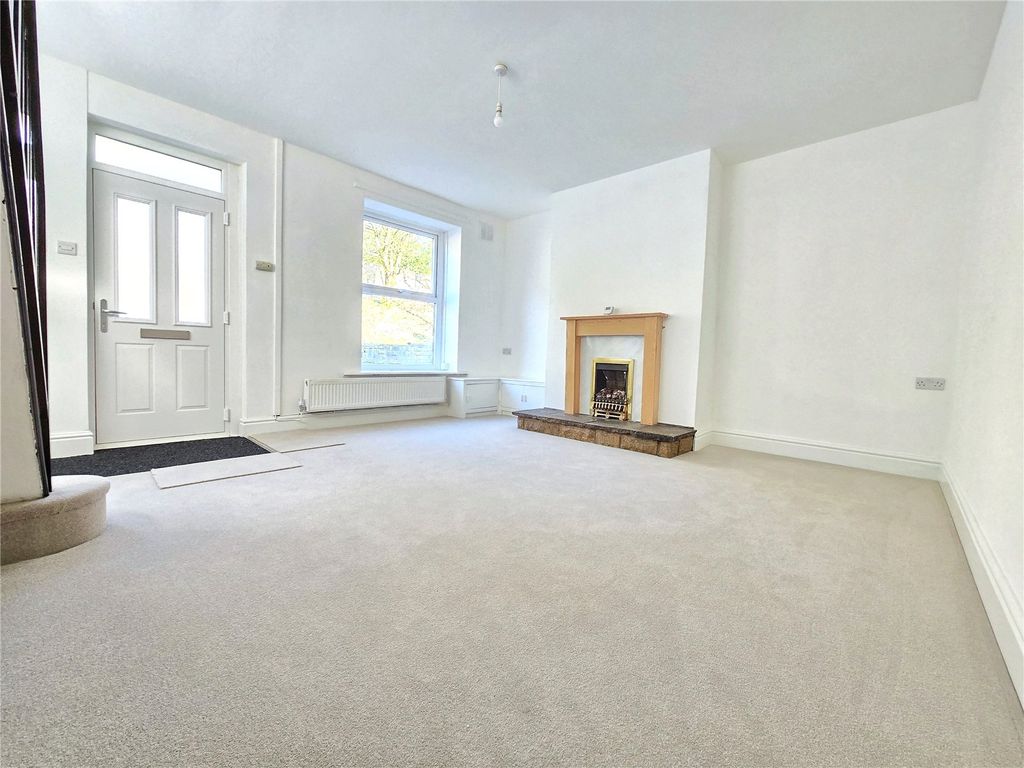 Property photo 2 of 16 Lounge