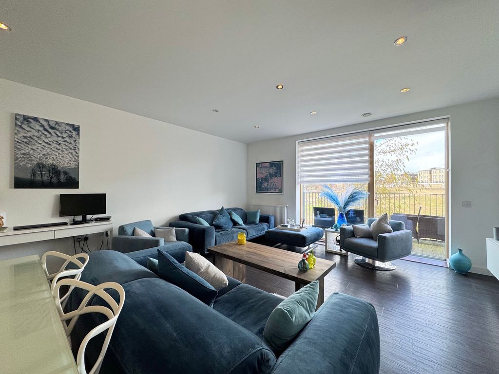 Property photo 3 of 13 Lounge