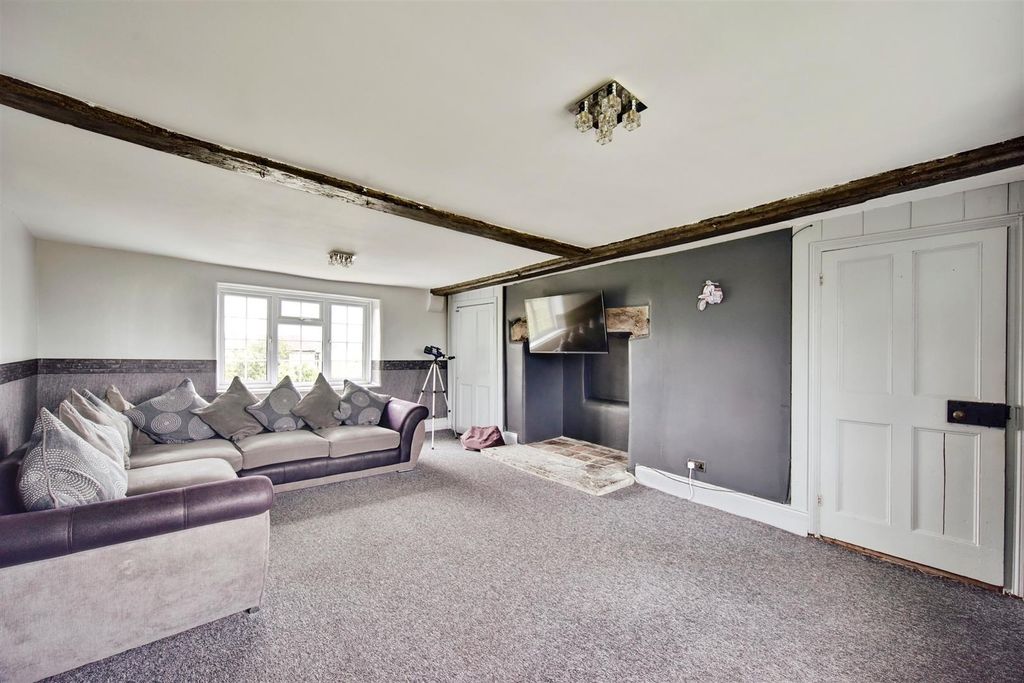 Property photo 2 of 19 Lounge