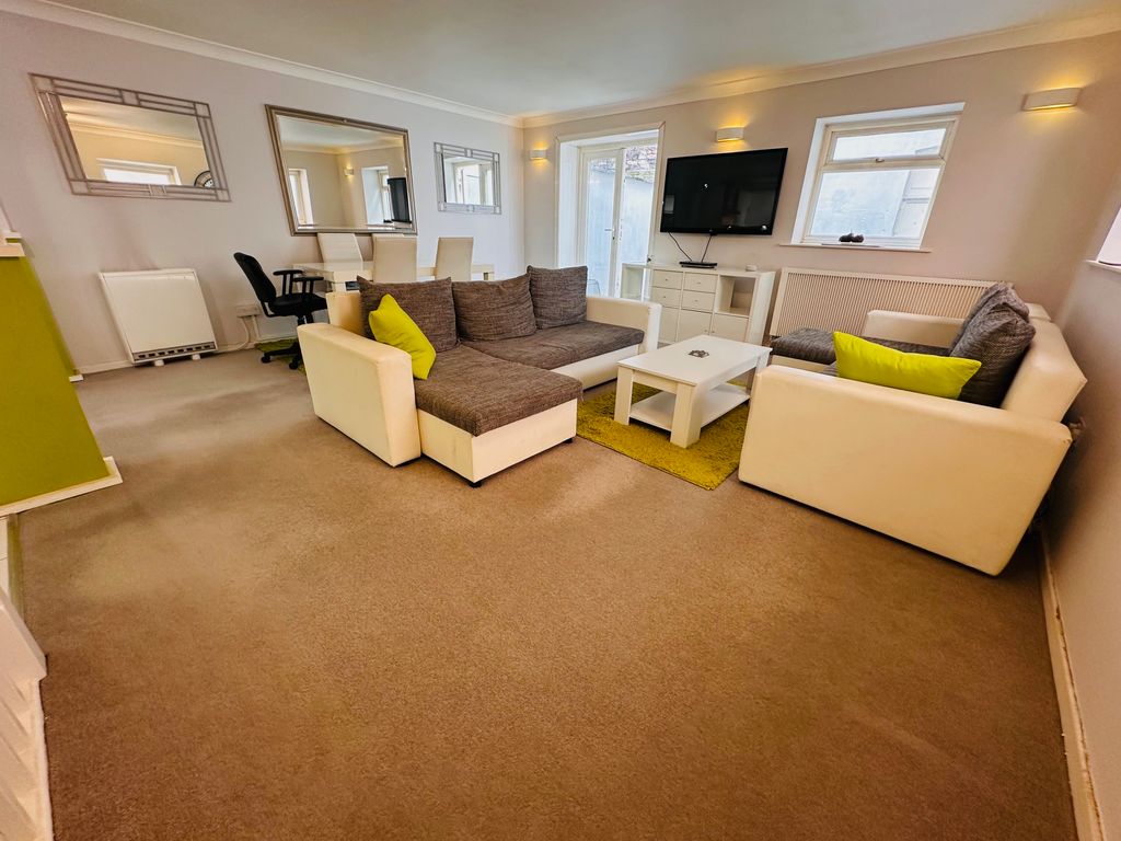 Property photo 3 of 18 Image