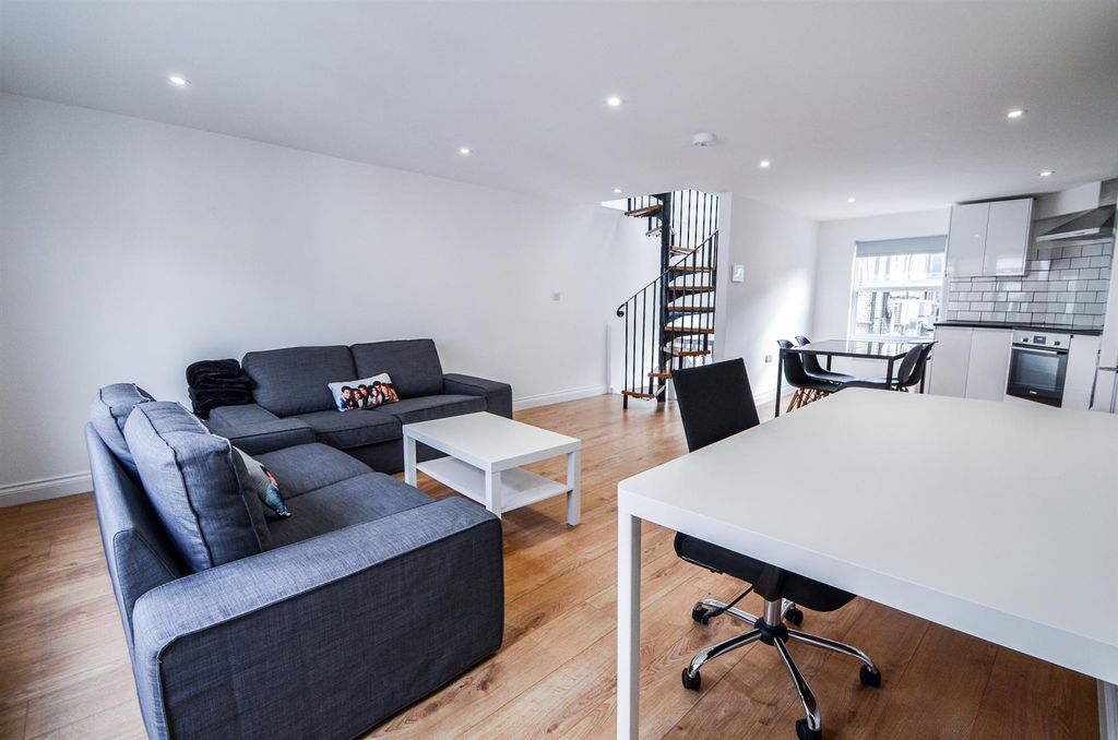 Property photo 1 of 22 Berwick Street