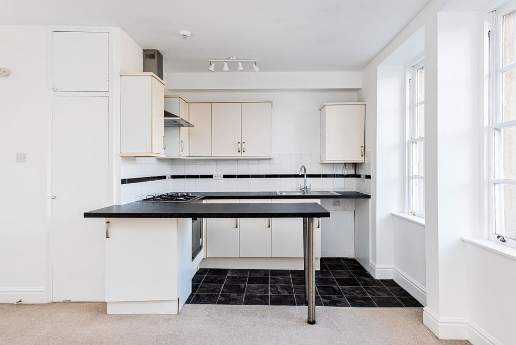 Property photo 3 of 25 Flat 2, 22 The Paragon Ba1 5Ly-4.Jpg