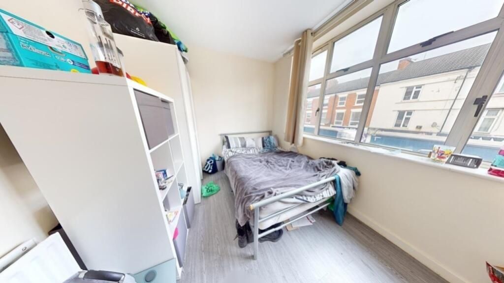 Property photo 3 of 13 A Bright And Tidy Single Bedroom Featuring A Large...