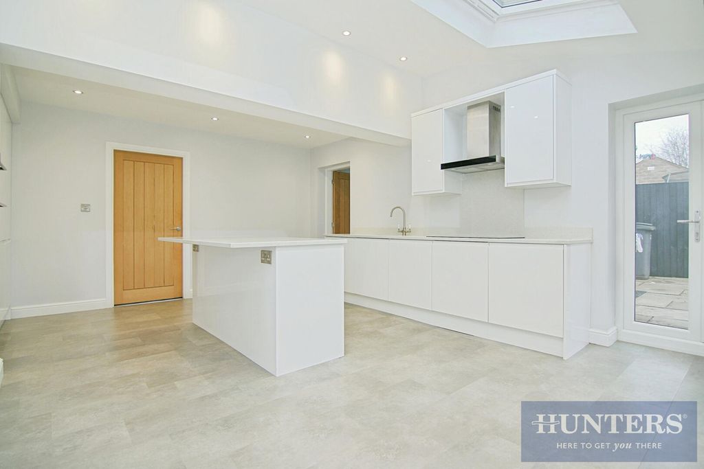 Property photo 2 of 19 Kitchen