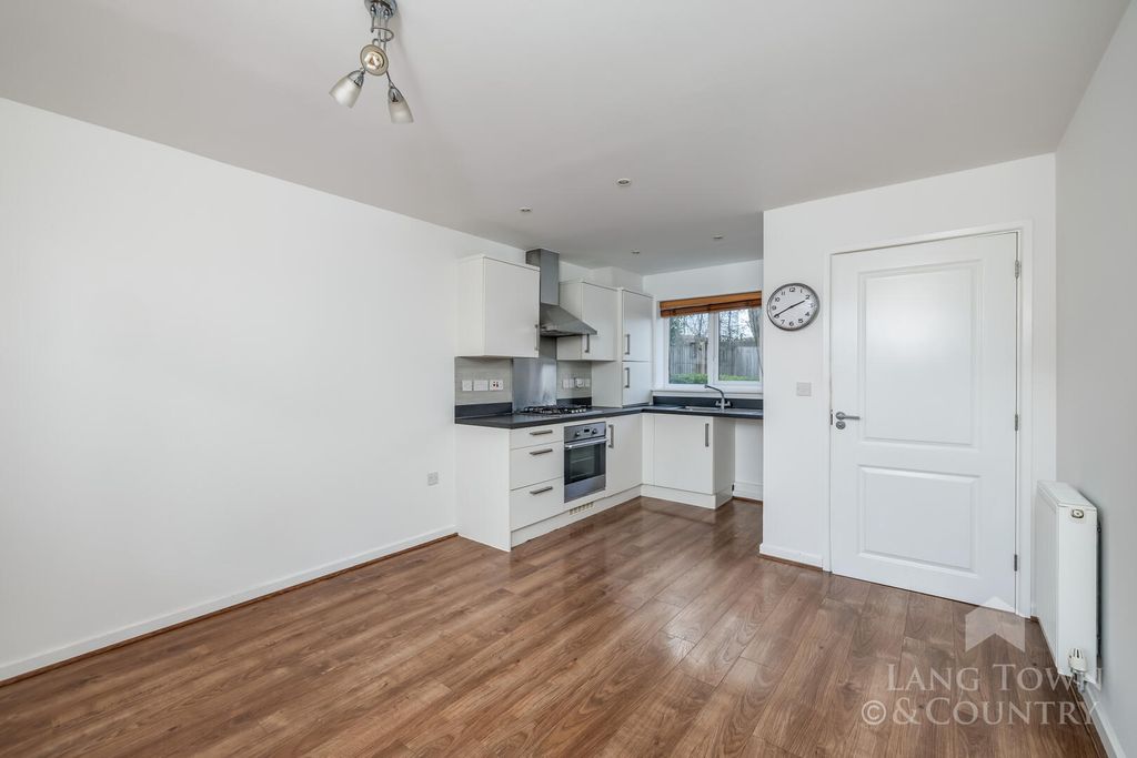 Property photo 3 of 9 Kitchen