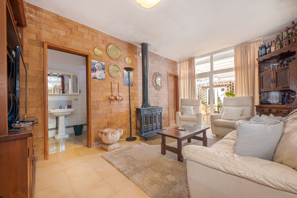 Property photo 3 of 19 Living (2)