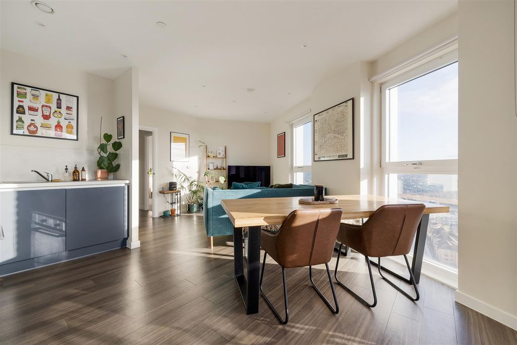 Property photo 2 of 34 Green Ferry Way, E17