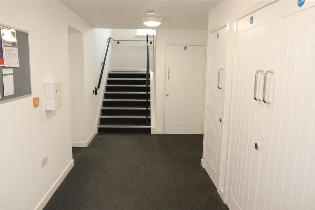 Property photo 3 of 18 Communal Entrance