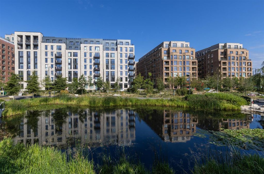Property photo 1 of 13 Brent Cross Town