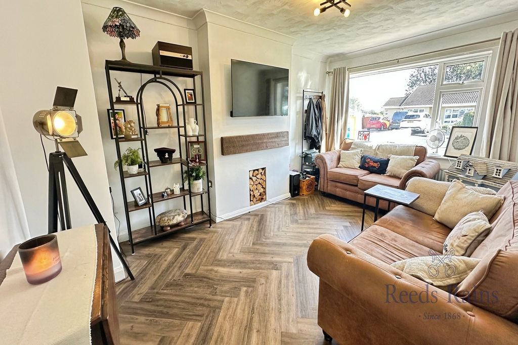 Property photo 3 of 12 Lounge