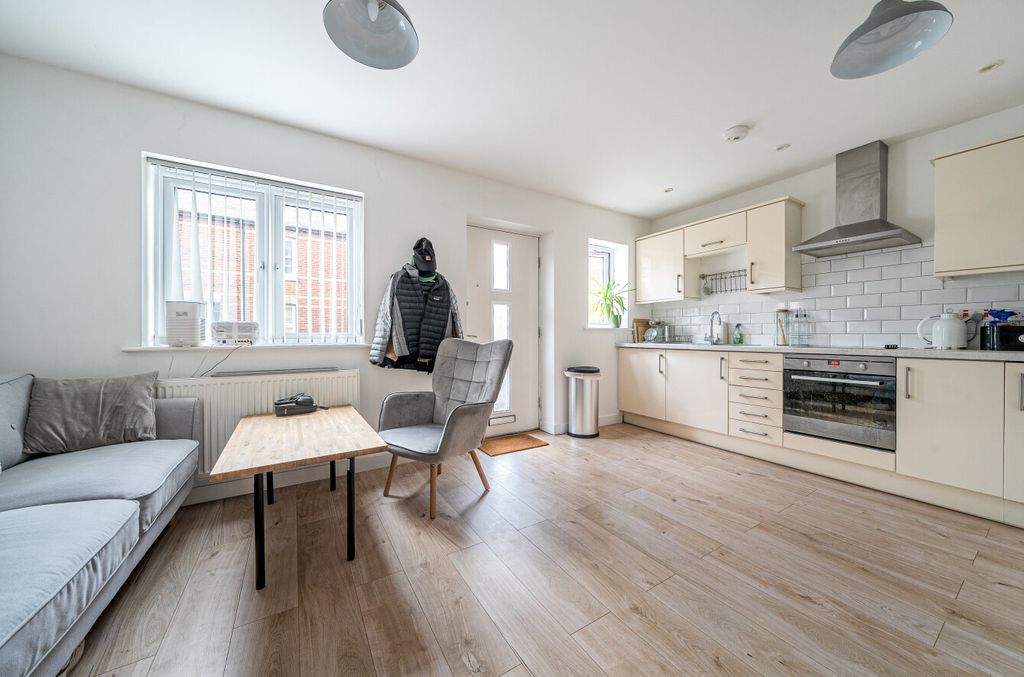 Property photo 2 of 8 1313696-11-685A68...
