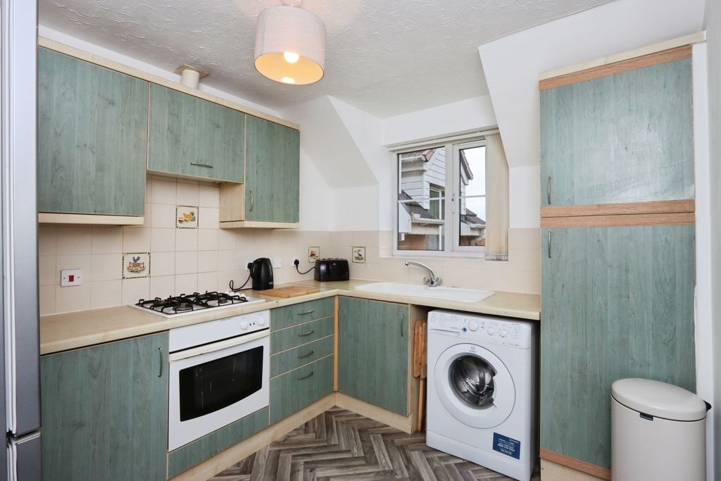 Property photo 3 of 17 Kitchen