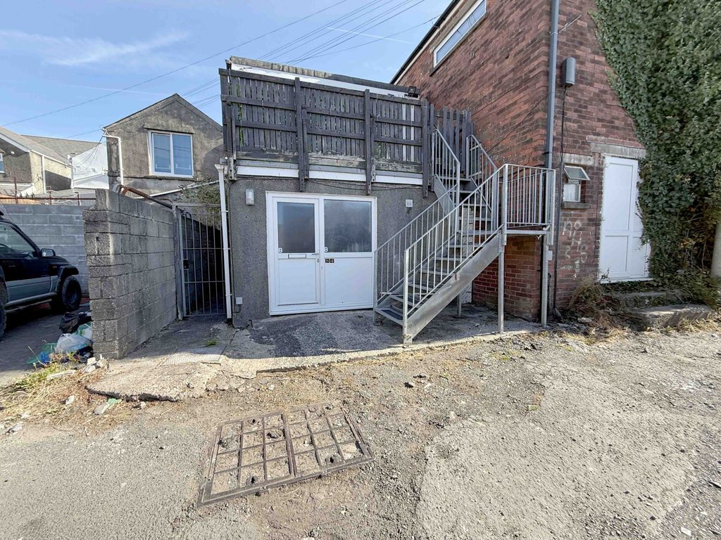 Property photo 1 of 8 2 Bedroom Ground Floor Flat To Rent, High Street, Gorseinon