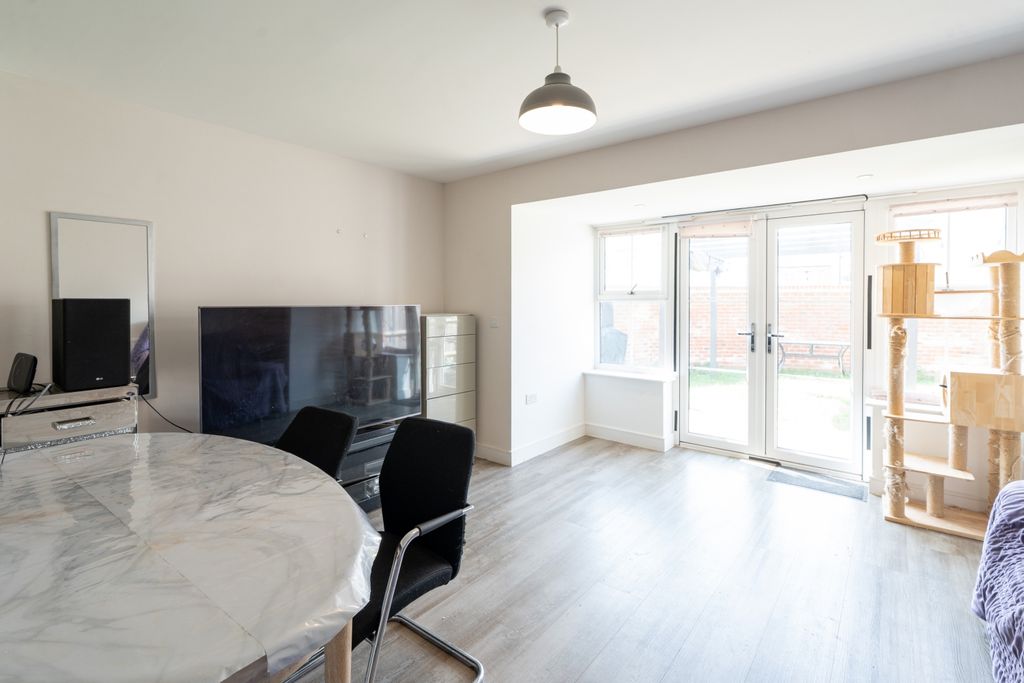 Property photo 3 of 19 Dining Area