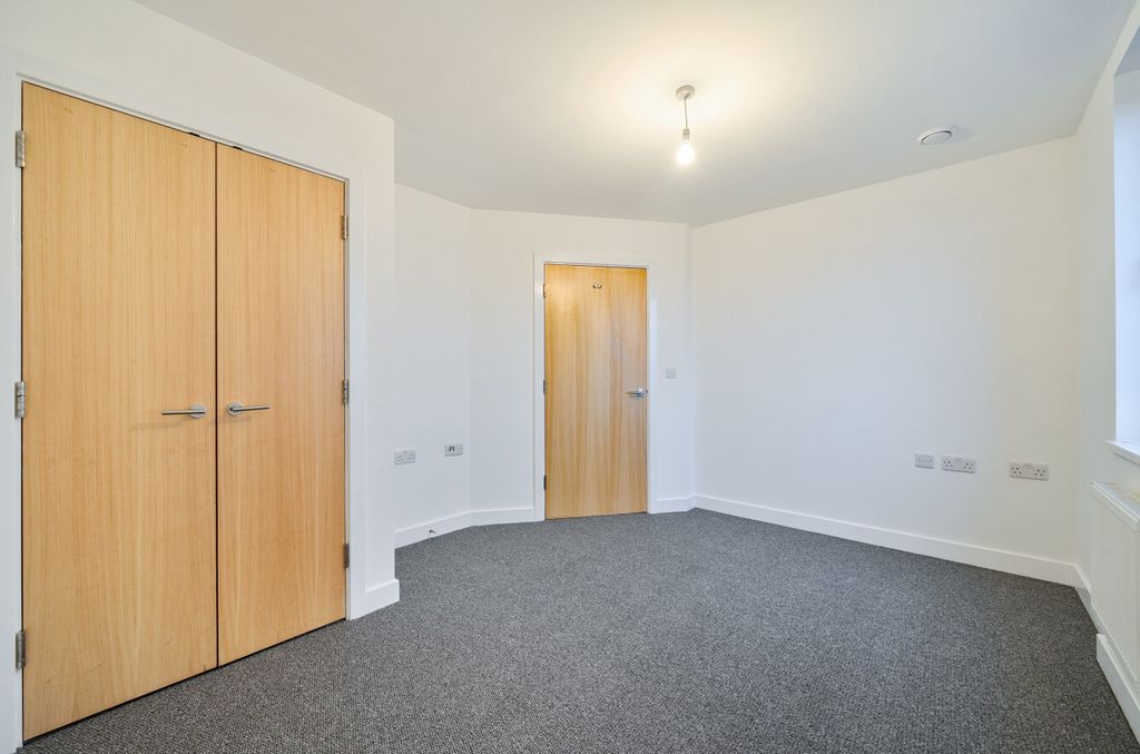 Property photo 2 of 16 1405557-22-698228...