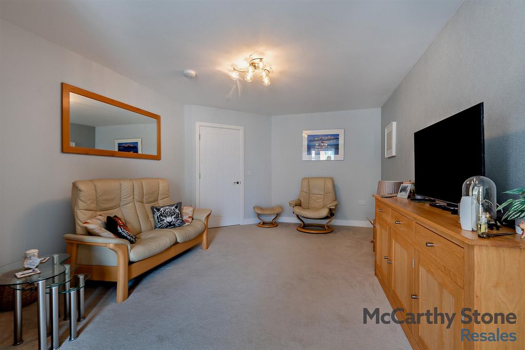 Property photo 3 of 21 8651728-Interior08-800.Jpg