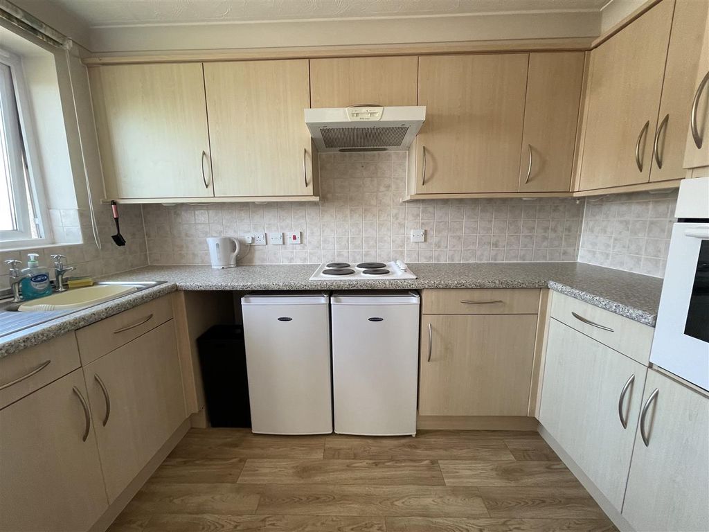 Property photo 3 of 11 Kitchen