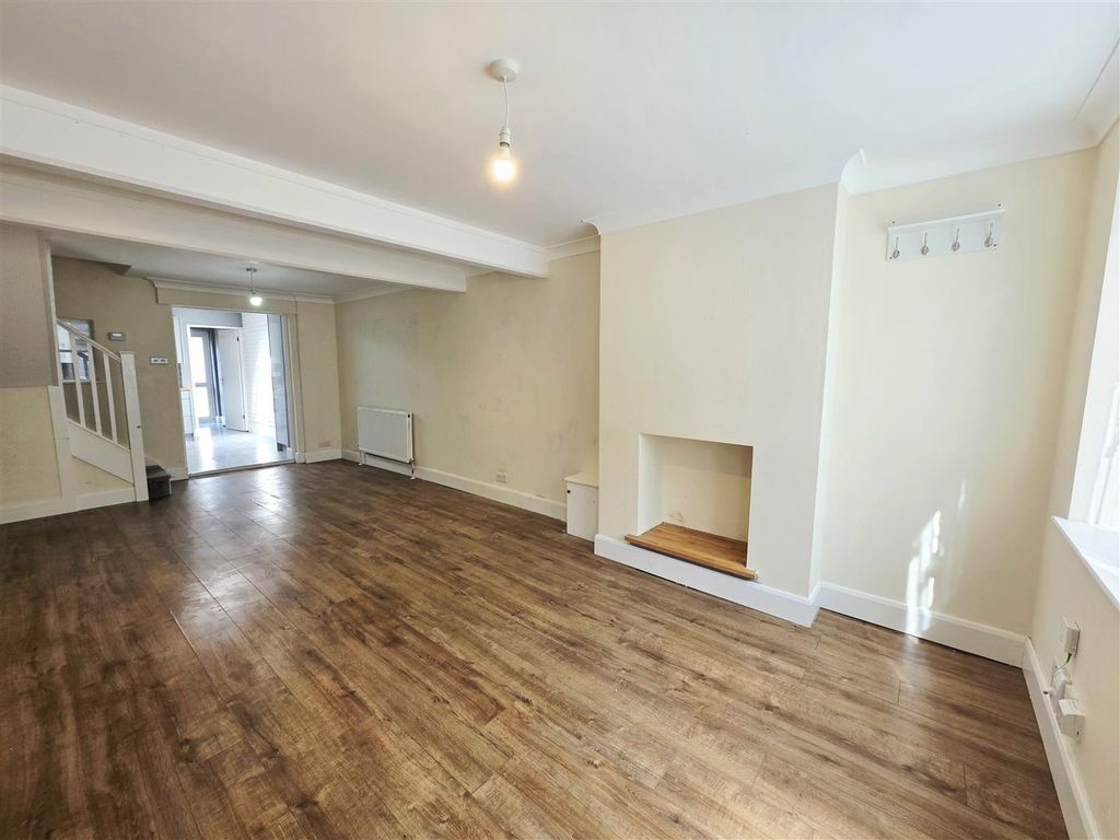 Property photo 3 of 8 Lounge