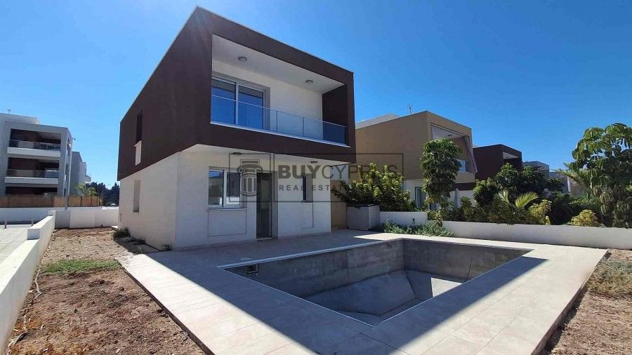 Property photo 2 of 27