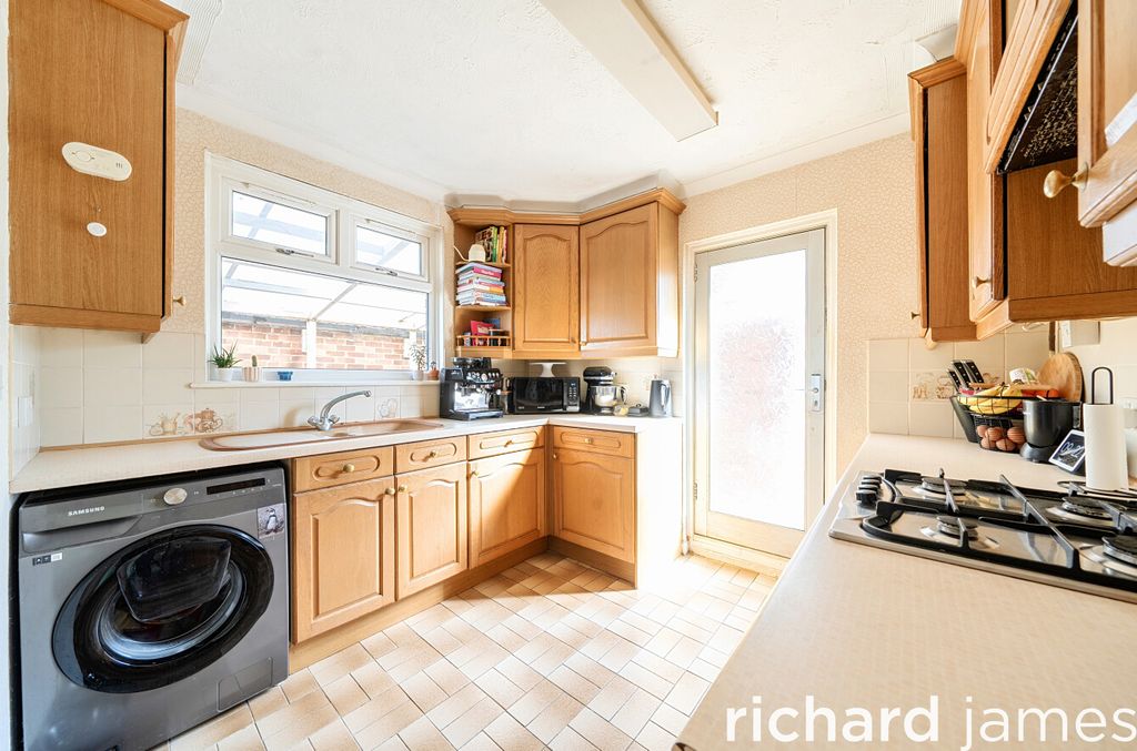 Property photo 3 of 13 Ae3B411c946043d6A00F08Bf30Cf3d1E