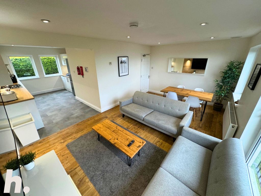 Property photo 3 of 12 Lounge