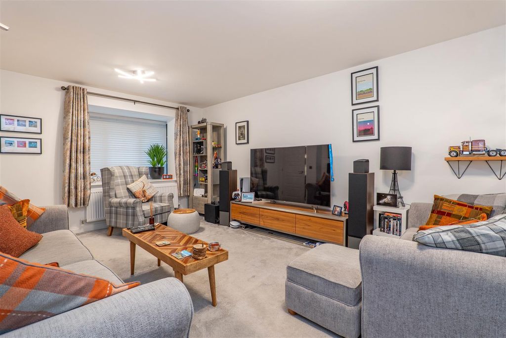 Property photo 2 of 18 Lounge