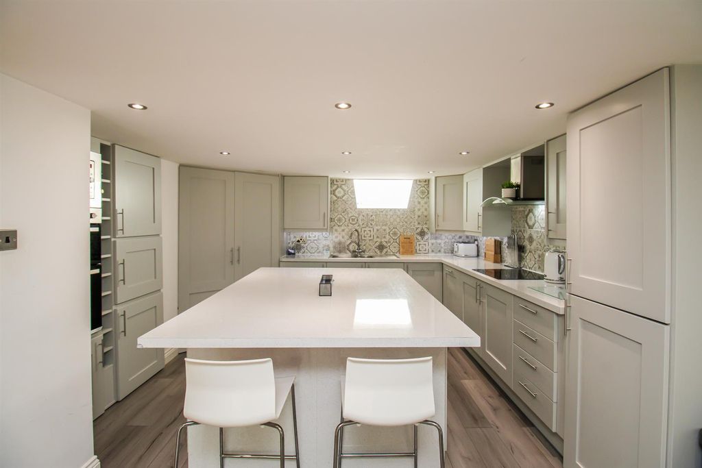 Property photo 3 of 16 Kitchen/Breakfast Area