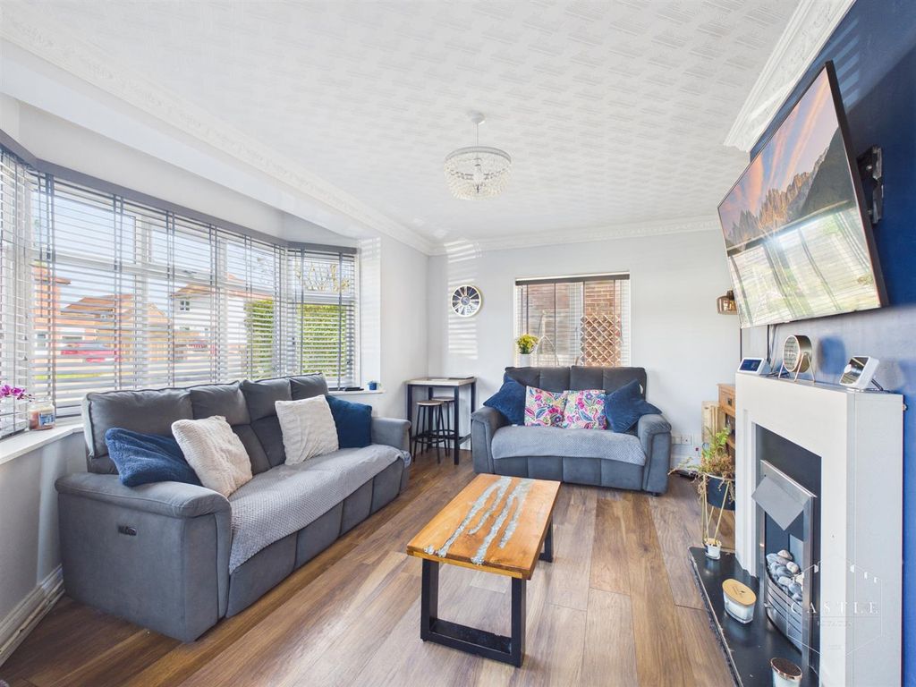 Property photo 3 of 15 Lounge