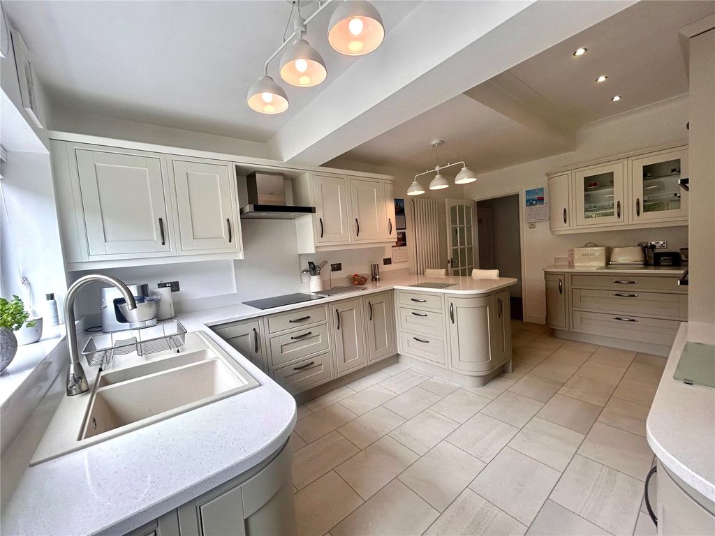 Property photo 2 of 16 Modern Kitchen